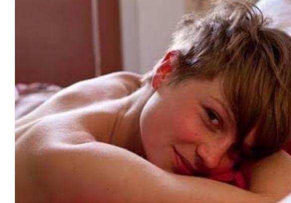 Affectueuse jeune fille dans votre ville